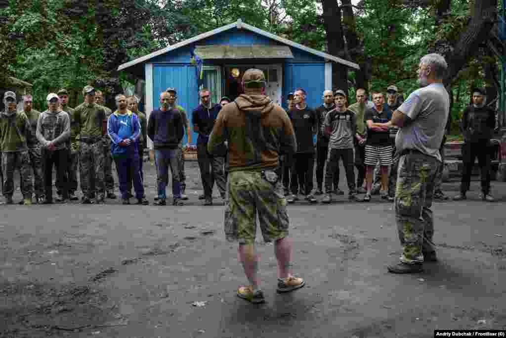 &laquo;Як баранів вас на штурми ніхто не буде відправляти. У нас думають про людей&raquo;, &ndash; командир підрозділу &laquo;Палкін&raquo; (спиною) під час знайомства з рекрутами. Після проходження базового військового вишколу рекрутам&nbsp;запропонували обрати військову спеціальність &ndash; штурмовик, розвідник, снайпер або оператор БПЛА. Після базового вишколу планується розподілити бійців до відповідних бойових підрозділів, де вони будуть проходити вже спеціалізовані навчання та бойове злагодження у складі підрозділу