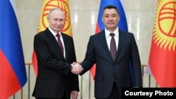 Владимир Путин жана  Садыр Жапаров. Архивдик сүрөт.