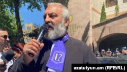 Բագրատ սրբազանը Քննչական կոմիտեի շենքի մոտ, 3-ը հունիսի, 2024թ․