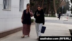 Mobil telefonundan peýdalanyp barýan ýaşaýjylar (Illýustrasiýa suraty)