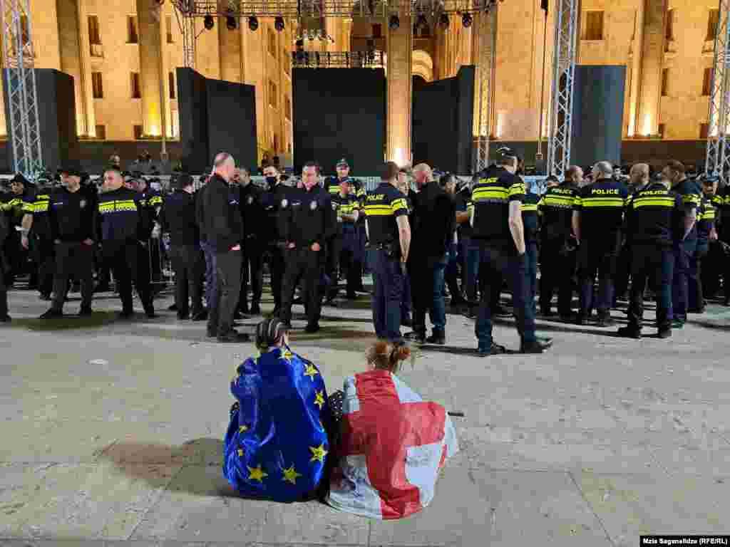 Oficialii UE au declarat că, dacă Georgia va adopta proiectul și va deveni lege, aceasta va perturba speranțele de aderare ale națiunii. Guvernul a retras proiectul de lege introdus anul trecut din cauza protestelor de amploare împotriva propunerii. Legea ar impune organizațiilor cu finanțare străină să-și înregistreze activitățile, ar conferi autorităților puteri largi de supraveghere și ar permite aplicarea de sancțiuni penale pentru infracțiuni vagi.