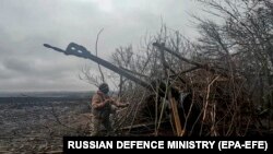 Trupe rusești operează un obuzier D-30 în regiunea Belgorod, Rusia. Martie 2024. Fotografie generică.