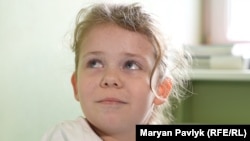 9-річна Ангеліна отримала важкі поранення у жовтні 2022 року в Куп’янську, внаслідок чого втратила око, травмувала ногу і обличчя. Дитина – сирота, опікуном її стала харків’янка Зоя Лаврикова
