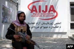 طالبان با تسلط به قدرت در افغانستان تلاش کرده اند تا کنترول بیشتری بر رسانه ها و نهاد های حامی خبرنگاران داشته باشند