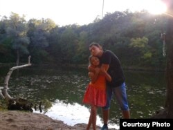 Єлизавета Невара з братом. Фото з особистого архіву родини