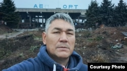 Волонтер Марат Дарменов у аэропорта в селе Чернобаевка Херсонской области 