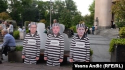 Образите на сръбския президент Александър Вучич, главния редактор на таблоида "Информатор" Драган Вучичевич и министър-председателя Ана Бърнабич в затворнически костюми, 9 юни 2023 г.