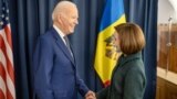Președintele Statelor Unite, Joe Biden, și președinta R. Moldova, Maia Sandu, la întâlnirea lor de la Varșovia, în marginea „Summitului pentru democrație”, pe 21 februarie 2023.