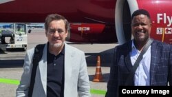 “Борбор Азиядагы билим берүү лидерлигин кайра карап чыгуу” китебинин атворлору Мир Афзал Тажик жана Тседисо Майкл (солдон оңго). 