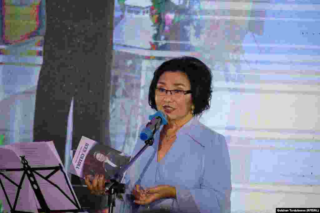 Үн чыгарбайм, унчукпайсың сен дагы. Жоолугуңа катат өзүн ак саамай. Жалынычка түтпөйт картаң карегиң, Тиктейм сени айтаар сөздү таба албай. (Бурулкан Сарыгулованын "Энеме" ыры)