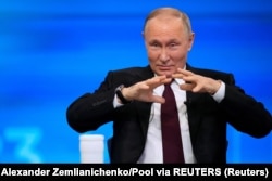 Președintele rus Vladimir Putin vorbește în timpul conferinței de presă anuale de la Moscova, 14 decembrie 2023.