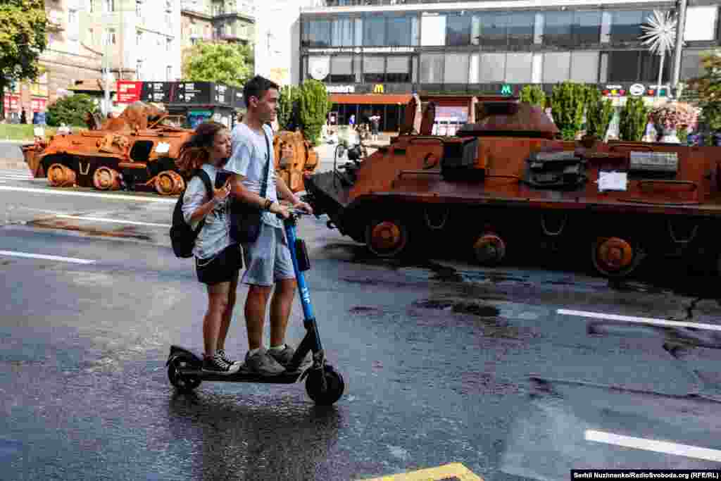 Знищена Силами оборони України російська військова техніка на Хрещатику. Київ, Хрещатик, 21 серпня 2023 року Міський голова Києва Віталій Кличко через ризик російських ракетних ударів повідомив про &laquo;окреме доручення&raquo; щодо недопущення масових заходів на День національного прапора &ndash; 23 серпня і на День Незалежності &ndash; 24 серпня