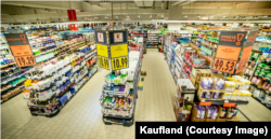 Compania Kaufland România, unul dintre principalii angajatori privați ai țării, este deținută de o companie germană. Salariul mediu net este în jur de 2.800 de lei, conform anunțurilor de angajare.