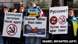 Під час акції протесту проти збройної агресії Росії щодо України біля російського посольства у Великій Британії. Лондон, 25 лютого 2023 року (ілюстраційне фото)