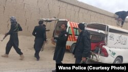 په واڼه کې پولیس تر یو برید وروسته په سیمه کې ګزمه کوي - انځور له ارشیفه. 