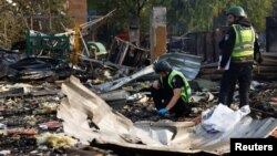 Поліція збирає докази на місці падіння уламків російських ракет, що атакували Київ. Україна, 21 вересня 2021 року