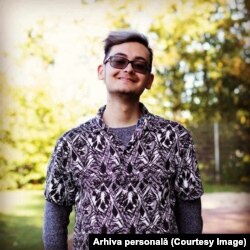 Nikos-Pavlos a putut vota prin poștă.