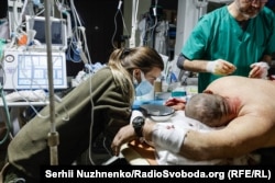 Поранений і медики в стабпункті біля лінії фронту