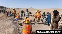 رضاکاران و مردم در حال دفن کردن اجساد قربانیان زلزله در هرات هستند 