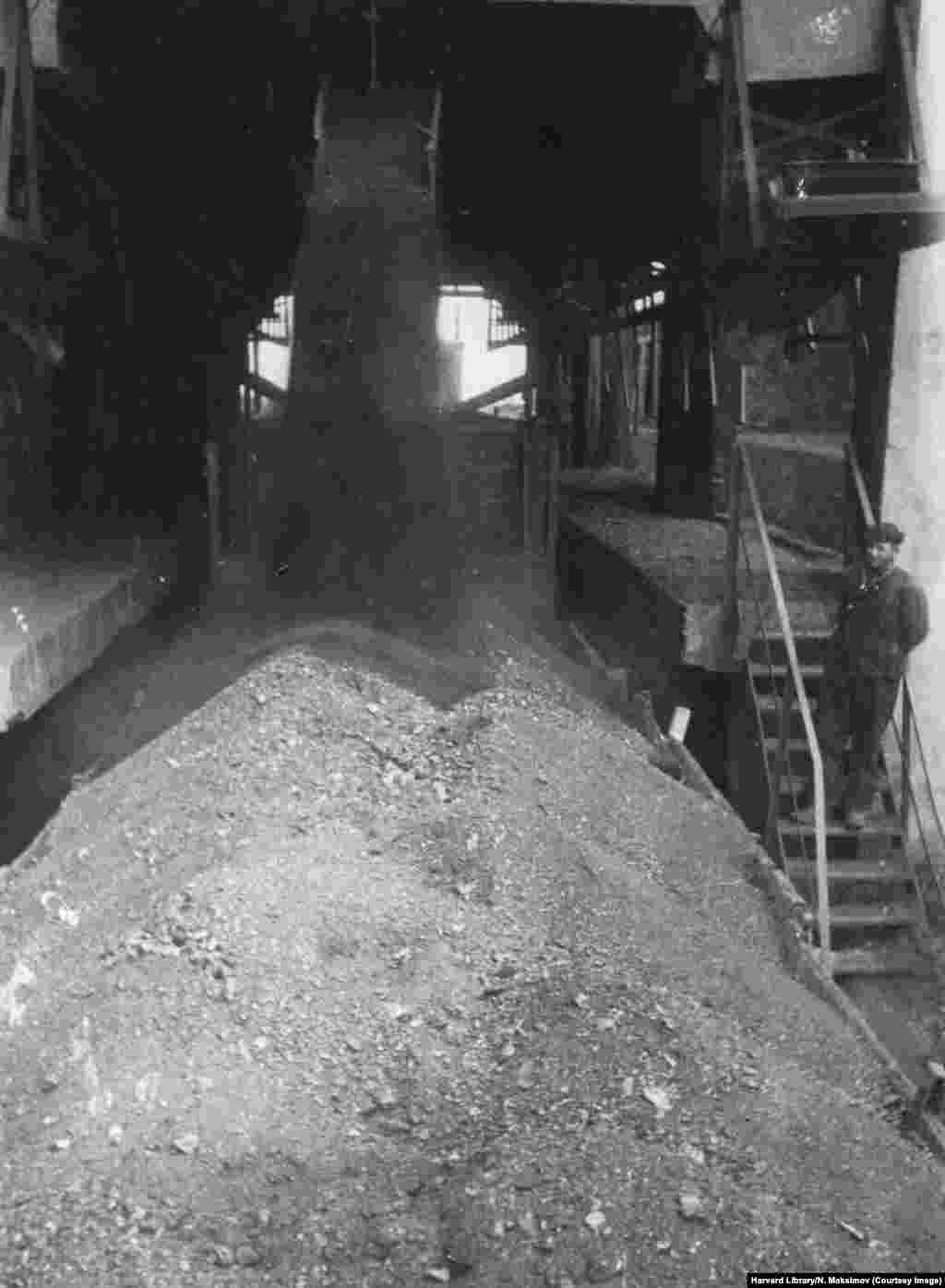 Coal is loaded onto a rail wagon in a Donbas mine that had recently been restored. &nbsp;