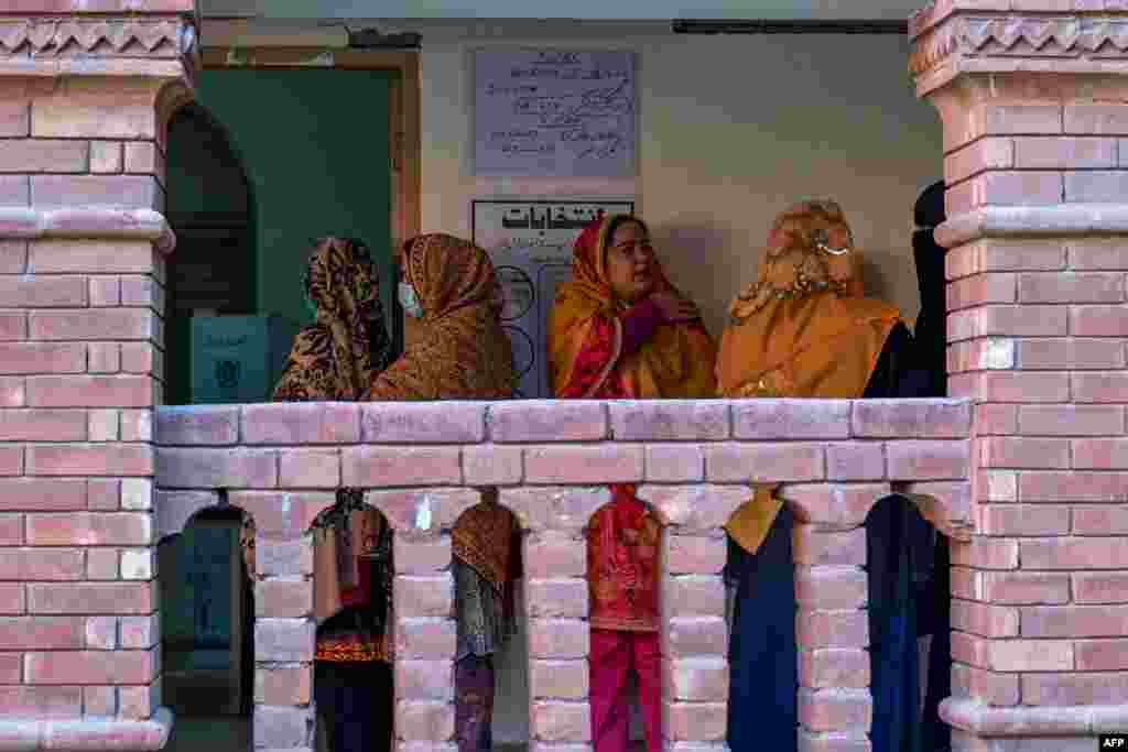 په لاهور کې ښځې په یو پولېنګ سټېشن کې د رایې کارولو لپاره په قطار کې ولاړې دي.
