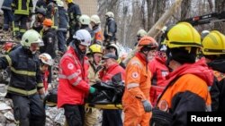 Спасителна операция след атаката над жилищна сграда в Одеса, 2 март 2024 г.