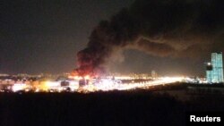 Після стрілянини в концертному залі «Крокус Сіті Холл» розпочалася пожежа, яку видно на цій світлині агентства Reuters