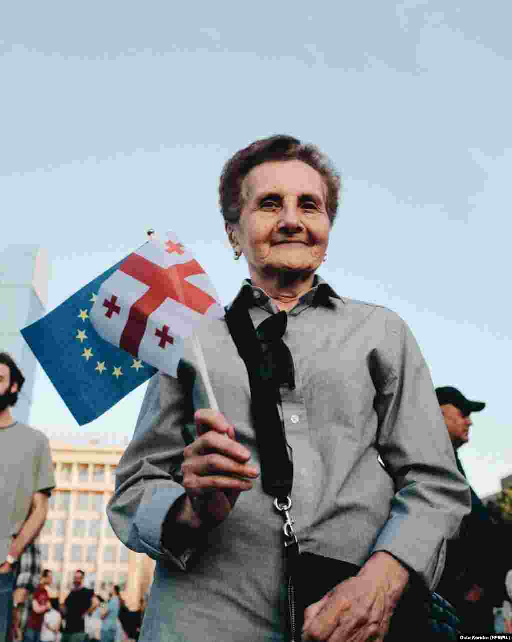 O femeie venită la protest ține în mână un steag georgian și unul al Uniunii Europene. Lectura finală a proiectului de lege este programată să fie dezbătută la 17 mai. Președinta georgiană Salome Zurabișvili a declarat presei că-și va exercita dreptul de veto dacă proiectul va fi aprobat în lectură finală. Cu toate acestea, ea a mai spus că partidul de guvernământ Visul Georgian are suficienți legislatori pentru a trece peste decizia ei dacă va face acest lucru. Ea declarat că principala ei îngrijorare este faptul că proiectul de lege este &bdquo;exact o copie a legii [președintelui rus Vladimir] Putin&rdquo;.