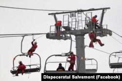 Şeful Salvamont, Sabin Cornoiu, spune că salvamontiştii sunt pregătiţi să intervină la orice tip de instalaţie pe cablu, dar responsabilitatea principală este a personalului, care ar trebui să fie instruit şi dotat. Imagine cu caracter ilustrativ,
