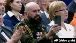 Bratislav Jivcovici, membru al mișcării paramilitare sârbe de cetnici s-a aflat marți seara în primele rânduri la discursul susținut de Vladimir Putin la Moscova