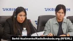 Головна редакторка Радіо Свобода Нікола Карім та дружина Владислава Єсипенка –Катерина під час пресконференції у Києві. 5 жовтня 2023 року