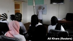  تصویر آرشیف: دختران دانش آموز در یکی از صنوف نرس قابله‌گی در افغانستان
