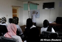 شماری از زنان و دخترانی که در زمینه نرس قابله گی درس میخوانند