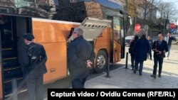 Autocarele sunt supravegheate, la fel ca trenurile, de câte un şef de tren.