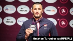 Айаал Лазерев 125 килограмм салмакта күмүш медал утту.