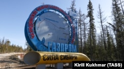 Un panou cu inscripția „Gazprom. Puterea Siberiei” la intrarea în câmpul de petrol și gaze Ceaianda al Gazprom, în 2022. 