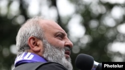 Բագրատ արքեպիսկոպոս Գալստանյանը Երևանում ցույցի ժամանակ, հունիս, 2024թ.