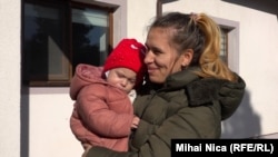Adriana Tudor, localnică din Colelia, județul Ialomița, ajunge cel puțin o dată pe lună la medic în Slobozia cu fiica ei, Sofia. Comuna în care locuiește are o clinică nouă, dar nu are specialiști.