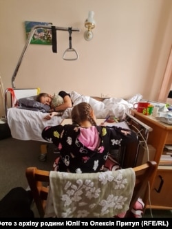 Поки тато спить, Соломія поруч малювала у лікарні