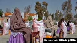 وروسته له هغه چې طالبانو د يوناما پر ښځينه کارکوونکو بنديز ولګاوه، ورسره د مرستو رسولو چارې ټکنۍ شوې او د خلکو بې‌وزلي ډېره شوه.