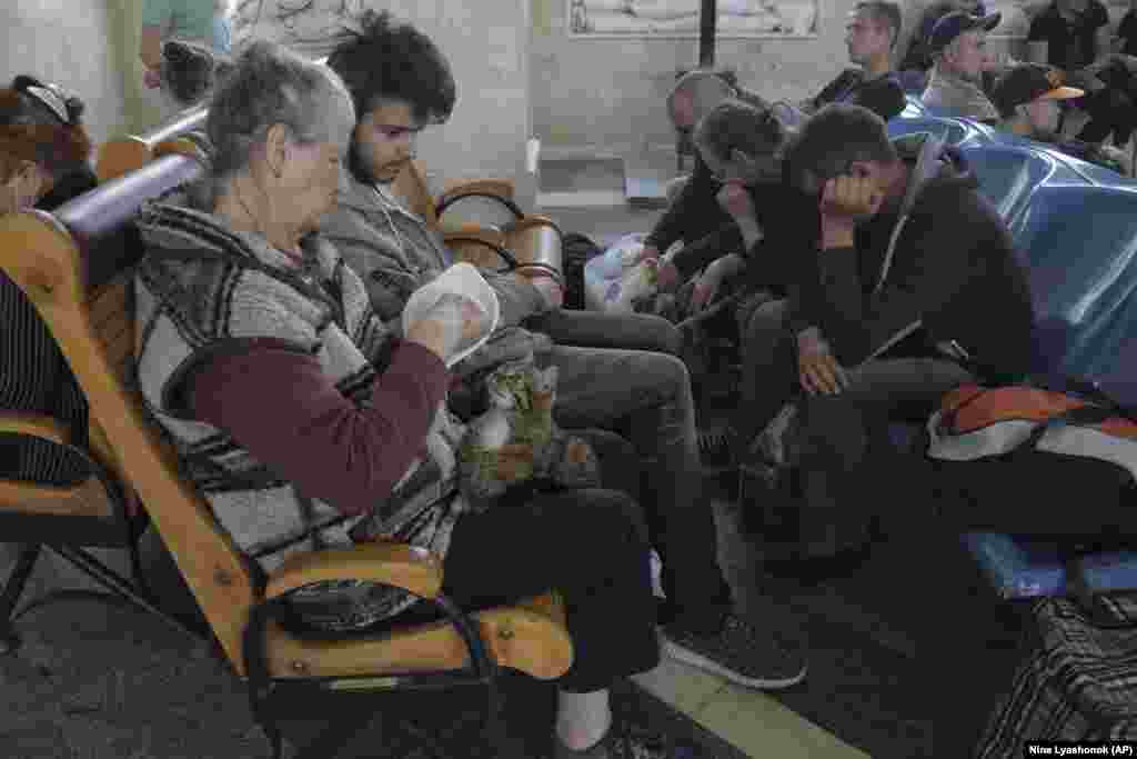 Autoritățile ucrainene au declarat că zeci de mii de persoane au fost evacuate. În câteva ore, nivelul apei crescuse deja cu 10-12 metri, au adăugat acestea.