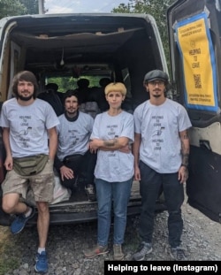 Команда волонтерів з Helping to leave, що допомагає евакуювати українців