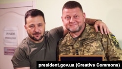 Президент України Володимир Зеленський і головнокомандувач ЗСУ Валерій Залужний (праворуч), який отримав від глава держави нагородну зброю. Дніпро, 27 липня 2023 року
