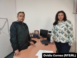 Profesorii Dan Ciocos şi Adela Părăian, reprezentanţii sindicatului FSLI în şcoală.