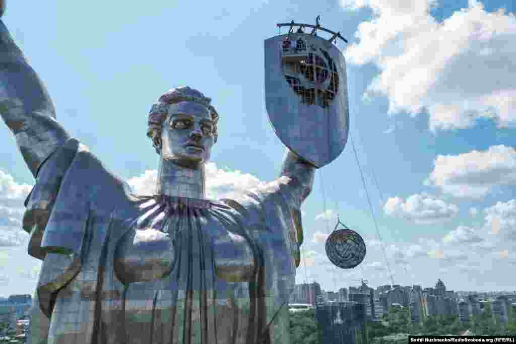 За словами будівельників, які займаються роботами, демонтаж проводити складніше, ніж монтаж