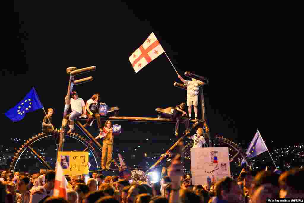 Mii de oameni au ieșit&nbsp;pe străzile capitalei georgiene, Tbilisi, pe 28 aprilie, ca să protesteze față de planurile partidului de guvernământ de a introduce o lege despre care criticii interni și țările occidentale spun că va fi folosită pentru a reprima vocile independente în această națiune din Caucazul de Sud.