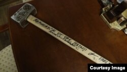 Кувалда ад ПВК Вагнэра, падараваная расейскаму дэпутату Міронаву. Ілюстрацыйнае фота