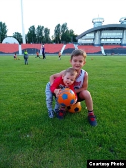 Матвєй Чикмарьов з братом Клімом. Фото з архіву друзів родини