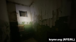 Одна з підвальних камер в Херсонському управлінні поліції, де, за даними правоохоронців, катували херсонців