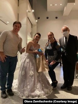 Олена разом з японським професором та оперною співачкою